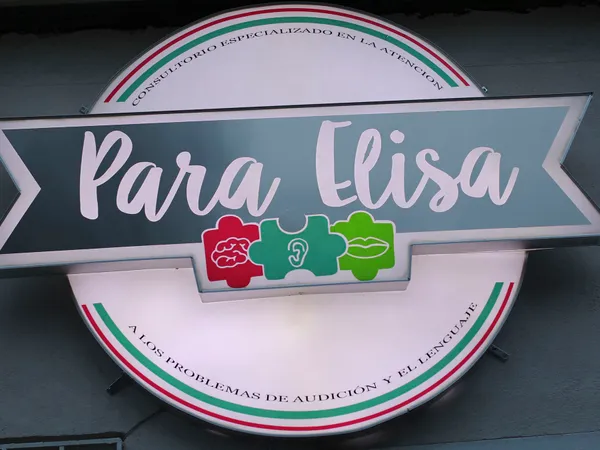 Fotografía del letrero del consultorio Para Elisa